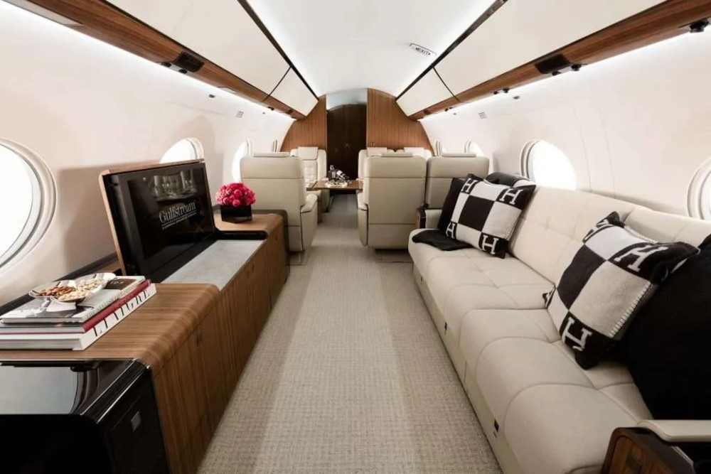 Rise of Large-Cabin Jets: Why Business Aviation is Going Bigger in 2025